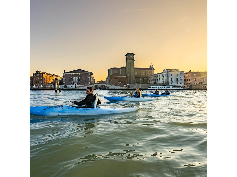 Sunset Kayak Tour in Venice: Discovering the City’s Canals