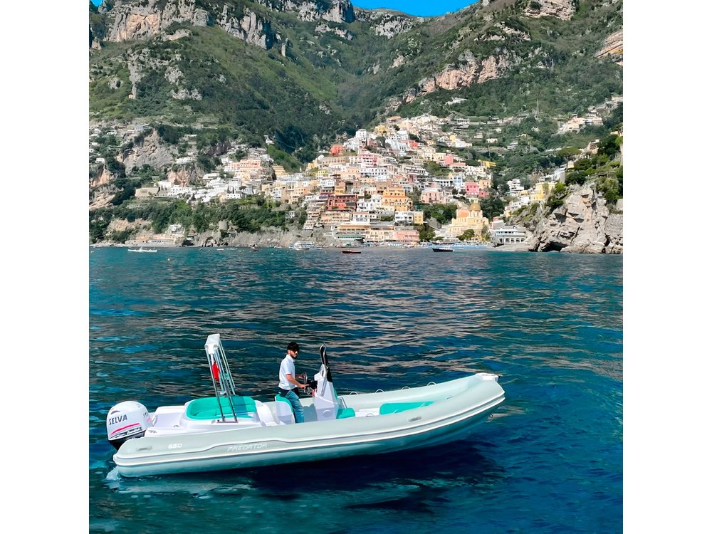 Private Boat Tour: 90 minutes in Amalfi Coast with snacks and drinks