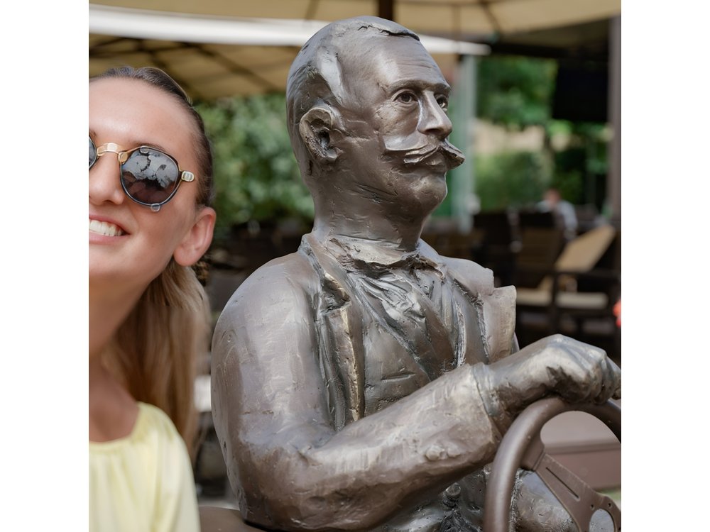 Best of Zagreb! Self-guided Waking tour Sit&Meet Croatian greats!