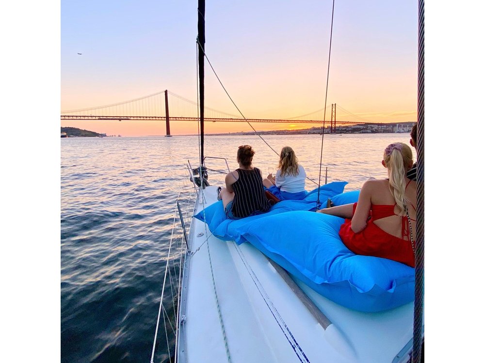 Lisbon: Sunset Tagus River Sailing Tour with Drinks
