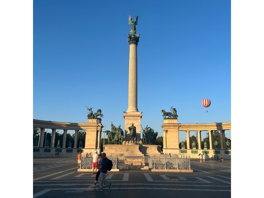 Half day Budapest city tour by car / minivan