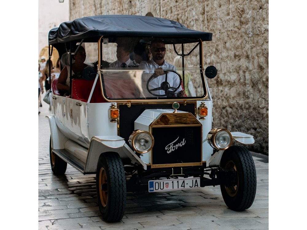 Private Sightseeing Tour in Dubrovnik with a Classic Old Car