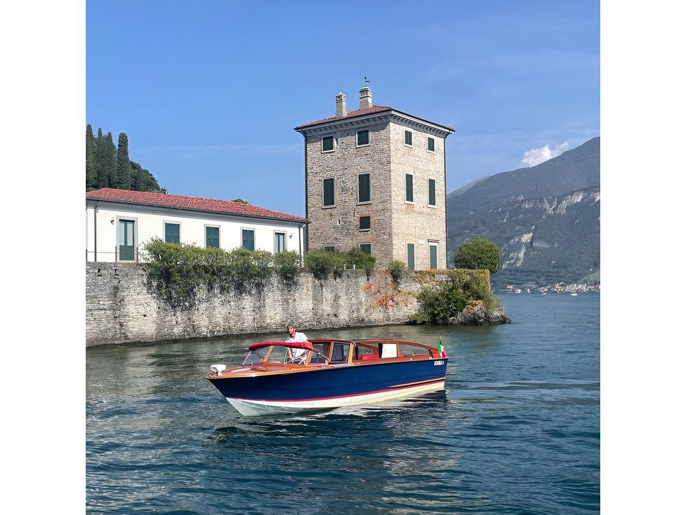 Luxury Private Boat Tour on Lake Como – Villas & Bellagio Visit
