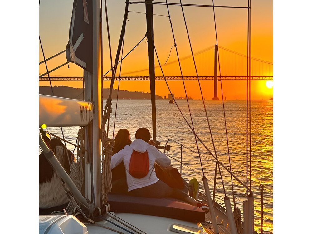 Lisbon: Private Relaxing Sunset Tour along the Tagus River