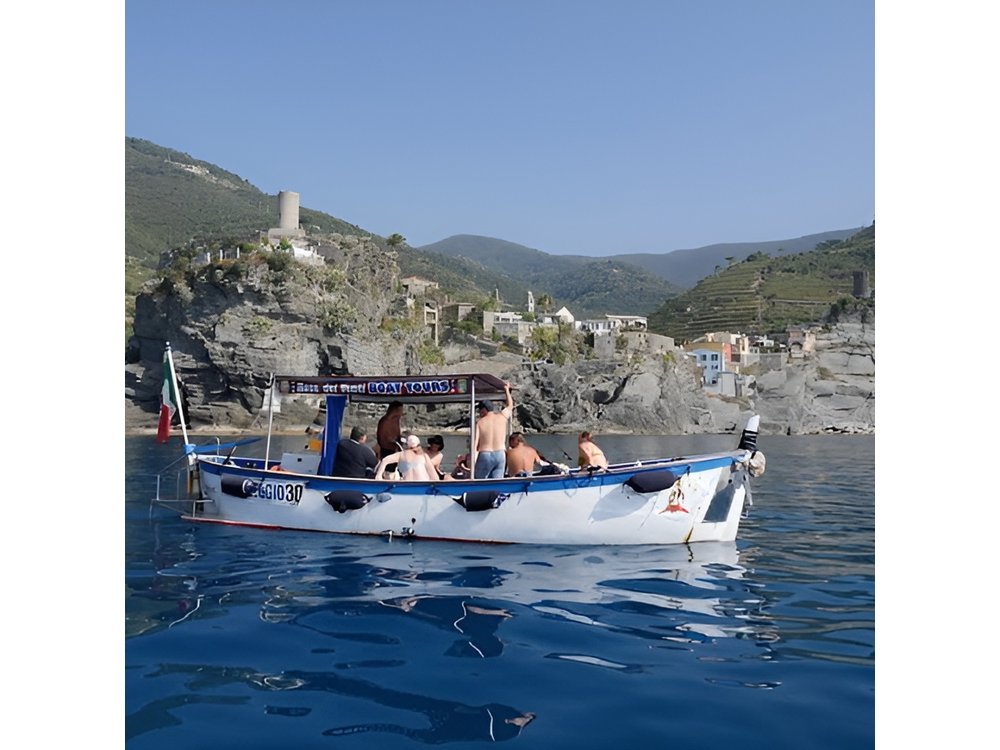 Morning Boat Tour to Cinque Terre with brunch