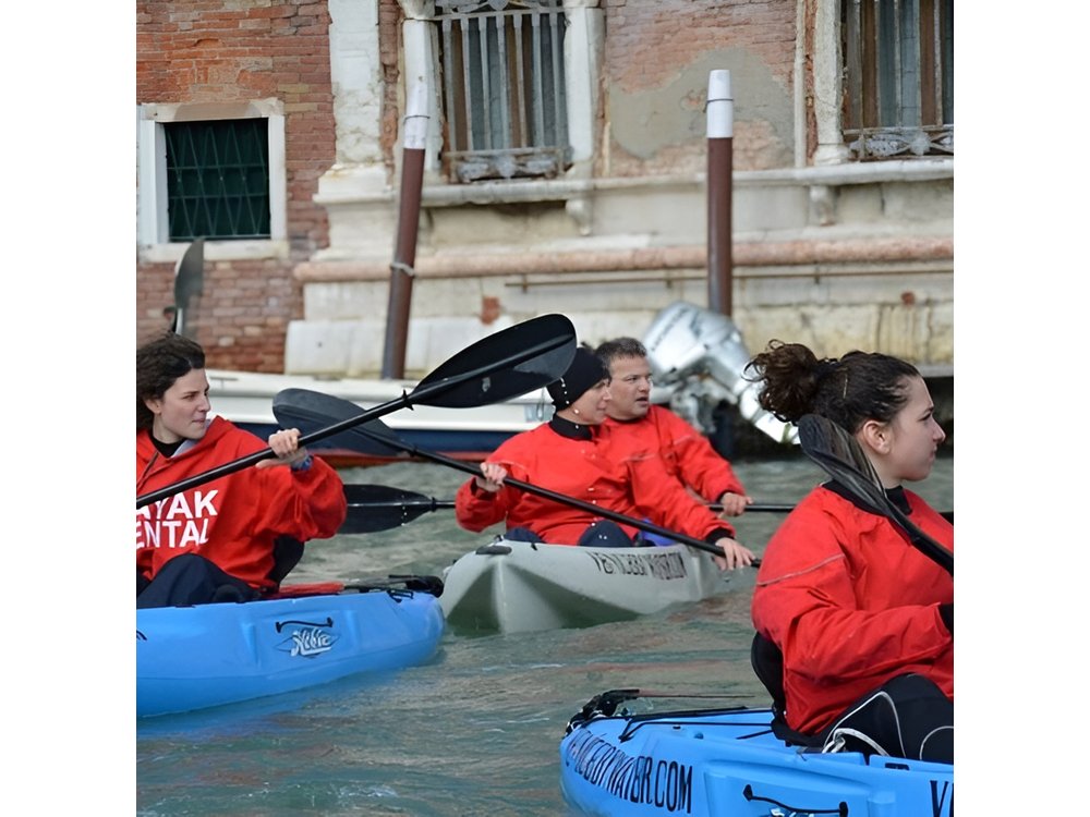 Venice: Kayak Tour in the canals from a unique POV