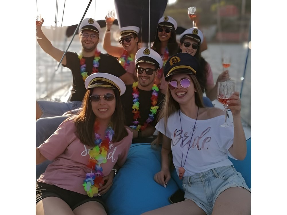 Porto: Single Party on a charming sailboat with welcome drink