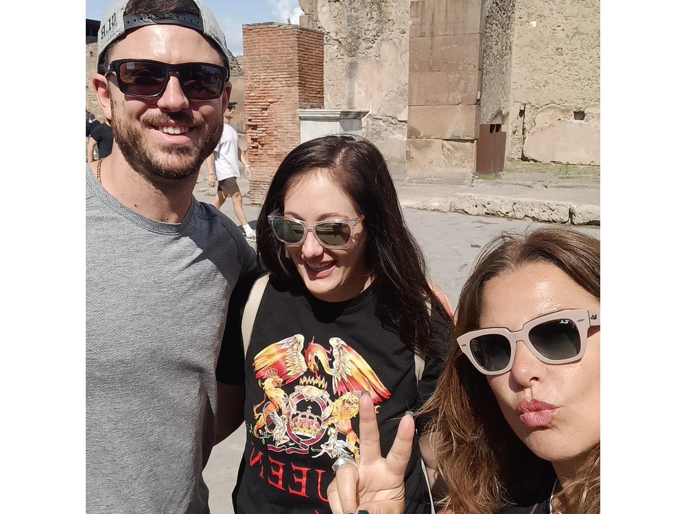 Naples to Pompeii or Herculaneum guided tour and Back
