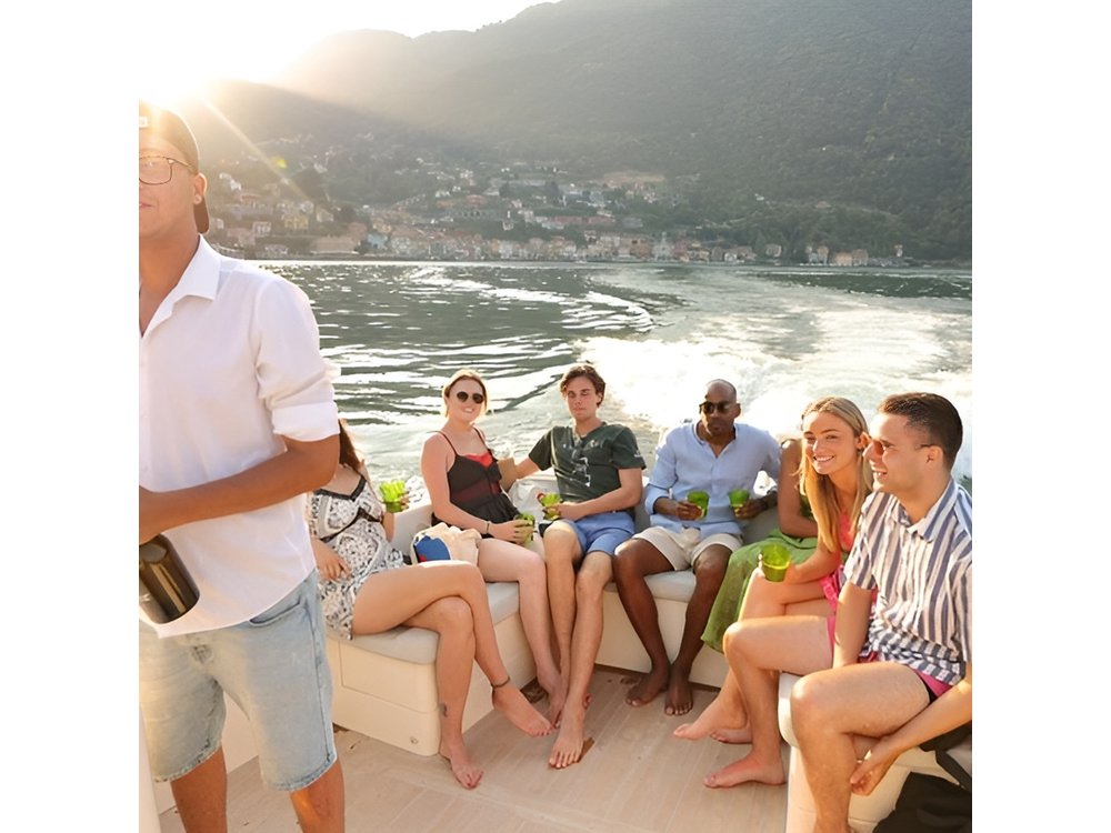 Private Open Bar Tour with Luxury Boat on Lake Como 2H 4H
