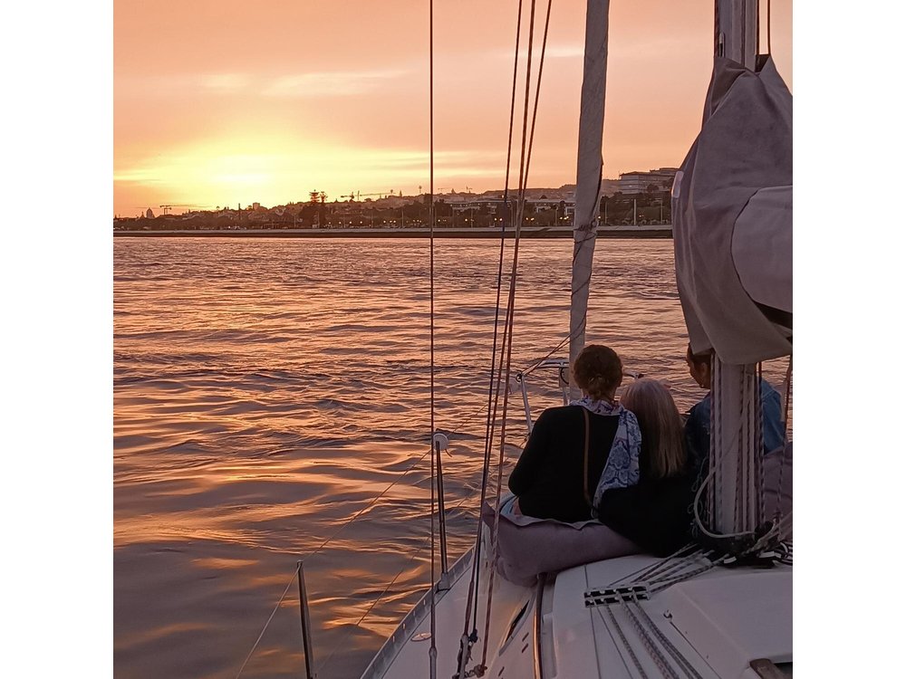 Lisbon : Sailboat Sunset Tour with Wine and Snacks