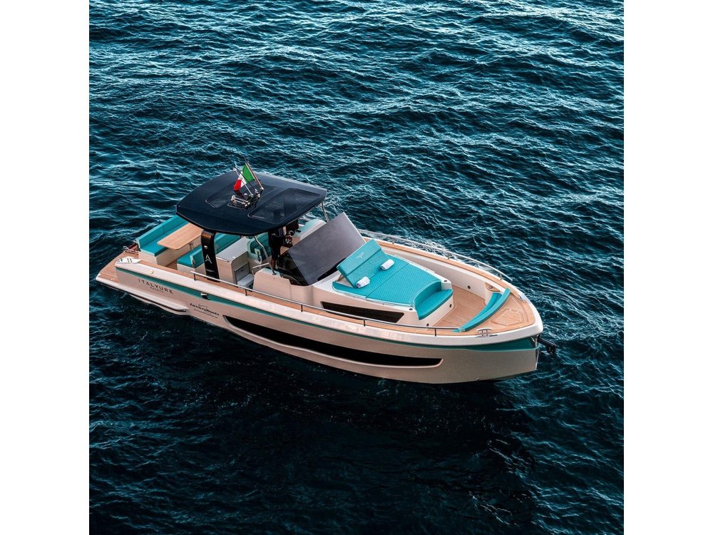 Capri: discover the beauties of the island aboard a Luxury Boat