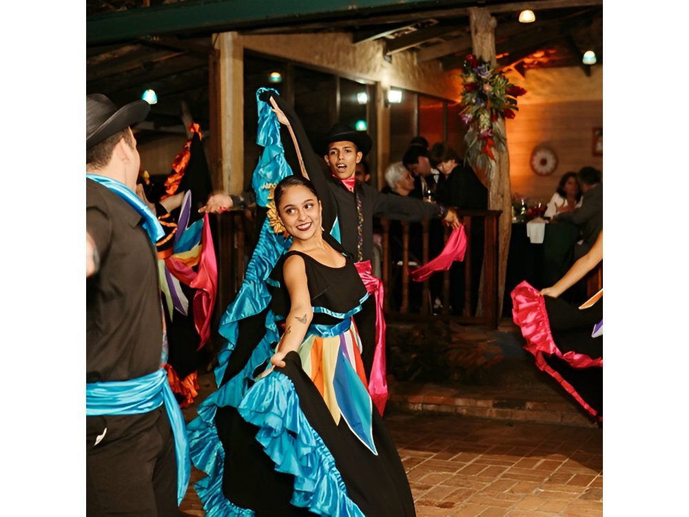 Dinner + Typical dance show at the best viewpoint in San José