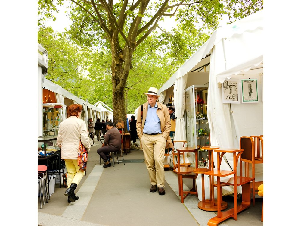 Paris: Saint Ouen Flea Market Guided Tour with Local Guide