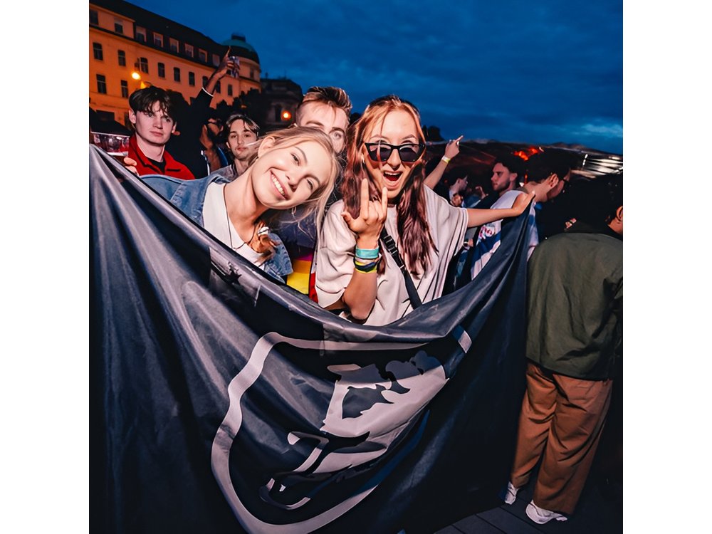 Drunken Monkey Prague Boat Party Pub Crawl: Open Bar & Club Entry