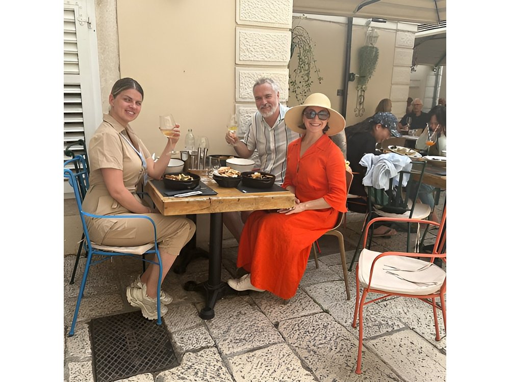 Private VIP Split Food Tour with Seafood, Wine and Local Bites