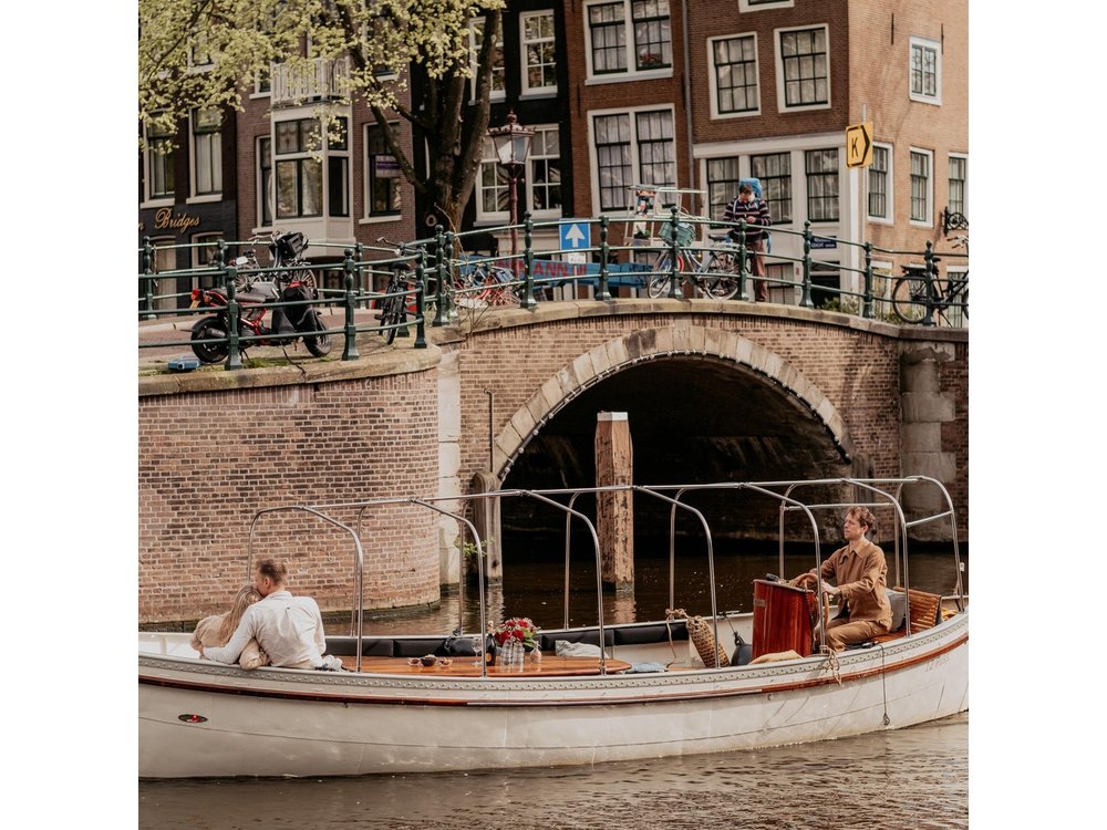 Amsterdam: Private Canal Cruise with Prosecco and Dutch Snacks