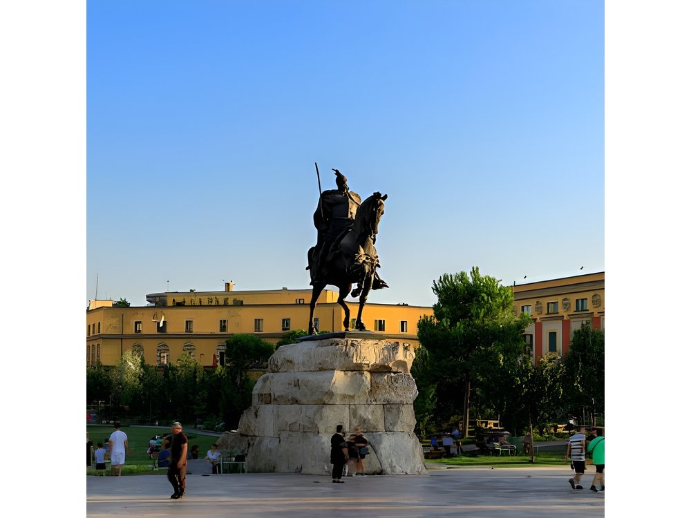 Cultural Tour in Tirana including House of Leaves