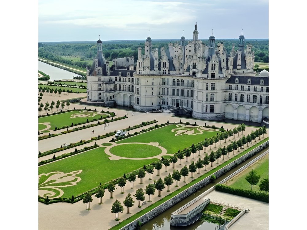 Loire Valley 3 Best Castles and Wine Tasting Private from Paris