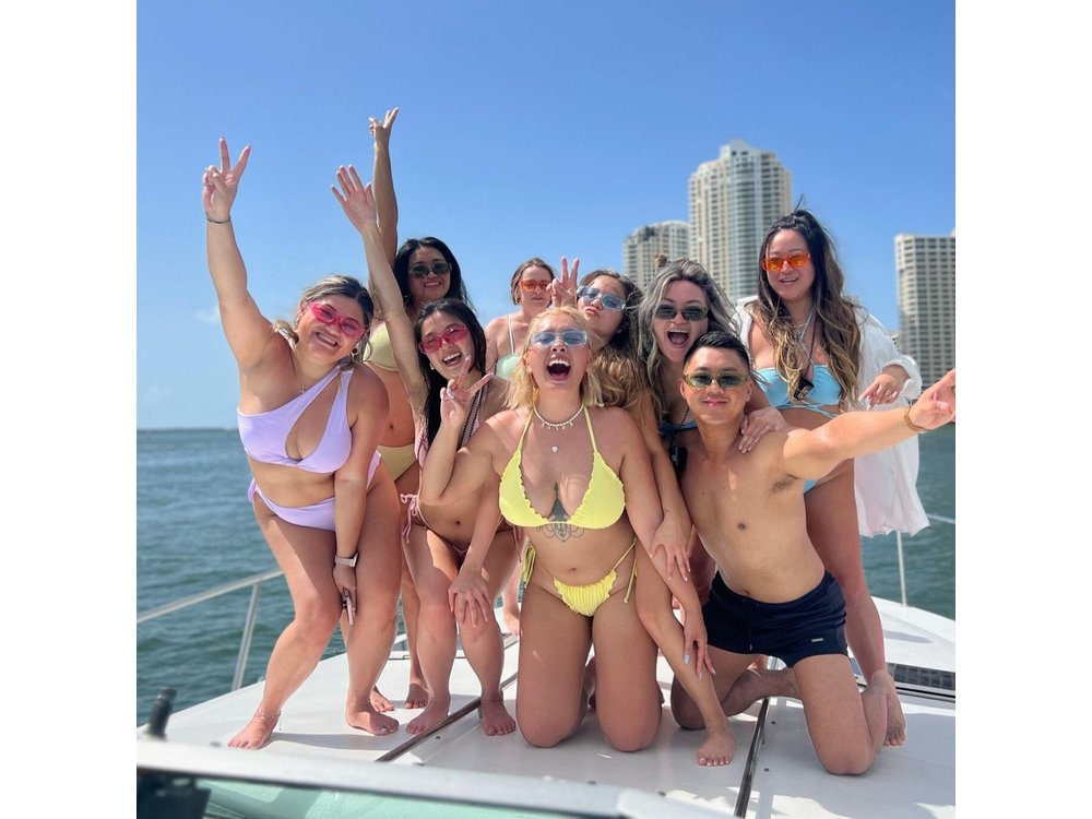 Miami Beach Luxury Yacht Adventure: Explore Stunning Coastline