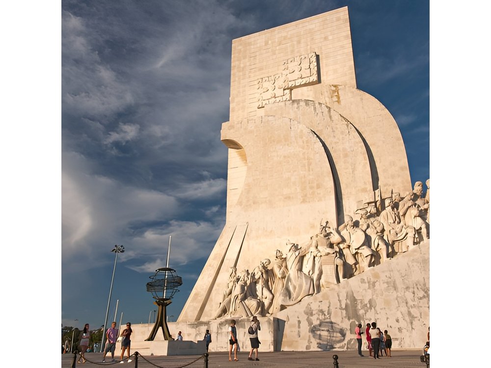 Lisbon Golden Age 4H Private Tour with Van and Local Guide