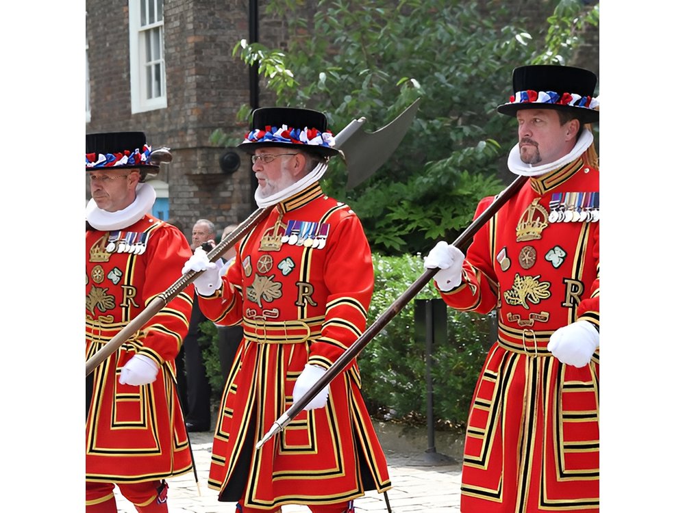 Private Tours: Tower of London Beefeater Meet Greet Crown Jewels