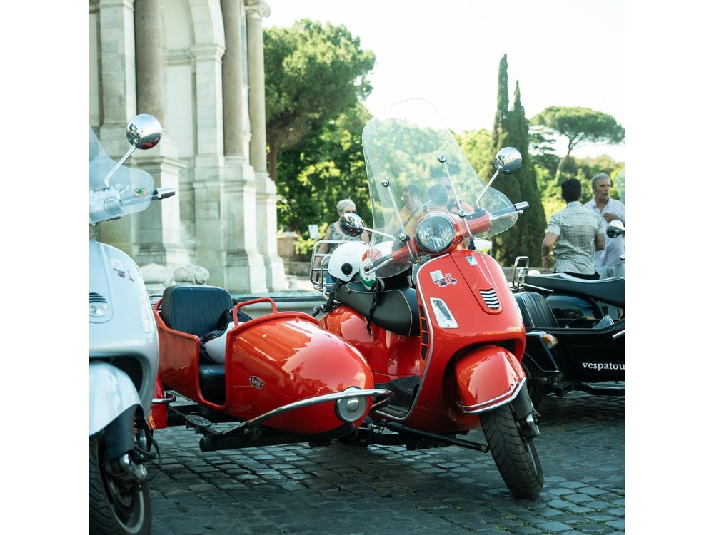 Private Vespa Sidecar Tour of Rome with Hotel Pickup and Prosecco