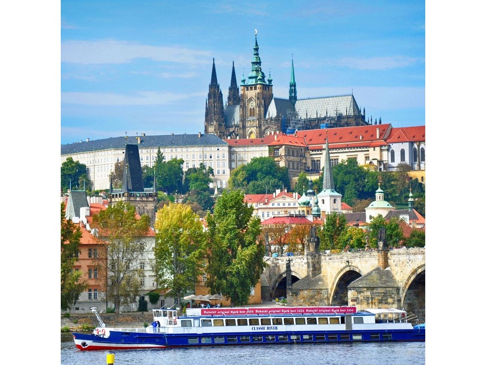 Prague Combo: Castle Guided Tour, Bus and Optional Boat