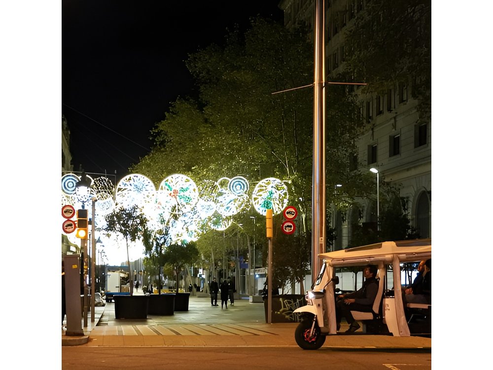 Barcelona Christmas Lights Tour in Eco Tuk Tuk Private