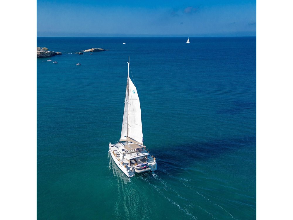 Milos Private Full Day Catamaran Cruise with Lunch and Drinks