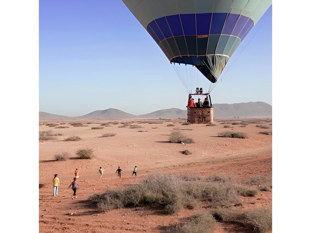 Hot air balloon flight at sunrise in Marrakech breakfast
