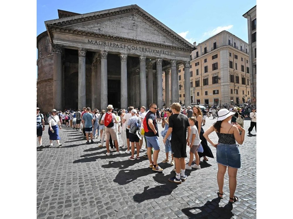 Rome's Ancient Temple Pantheon Audio Tour with Escorted Entrance