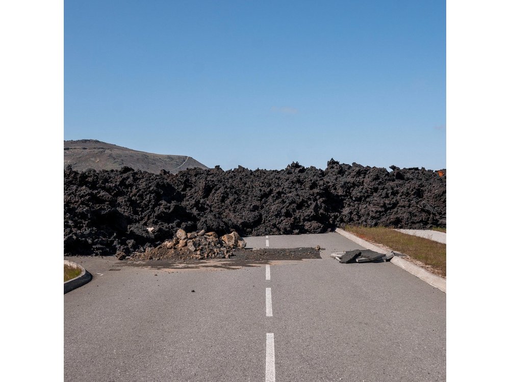 From Reykjavík: Reykjanes Lava Fields & Grindavík Minibus Tour