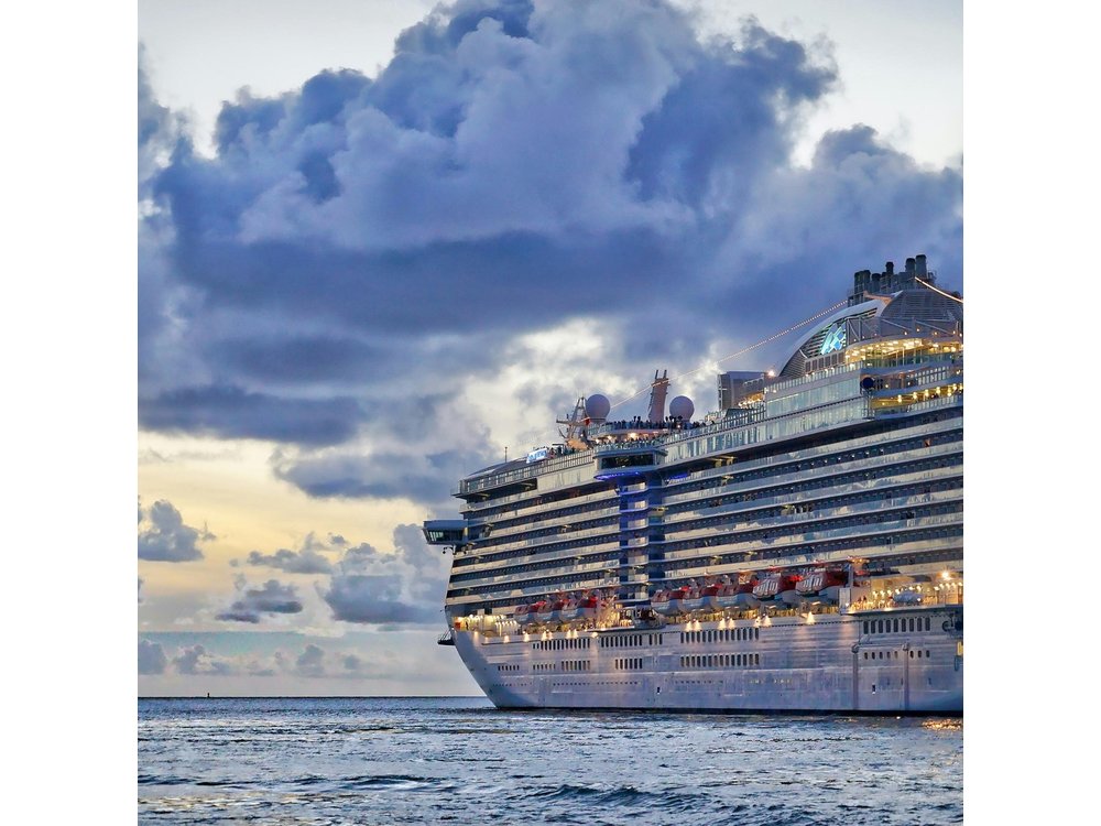 Private Cruise Transfers: AMS, Rotterdam, IJmuiden