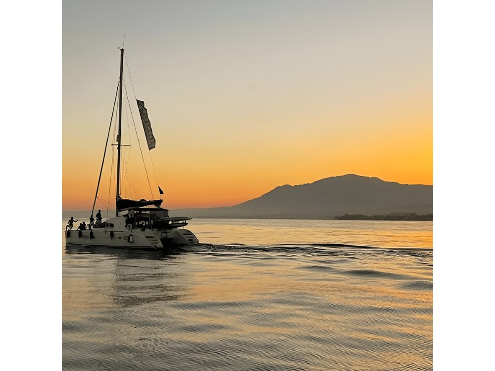 Marbella: Catamaran Sunset Cruise with Snacks and Drinks