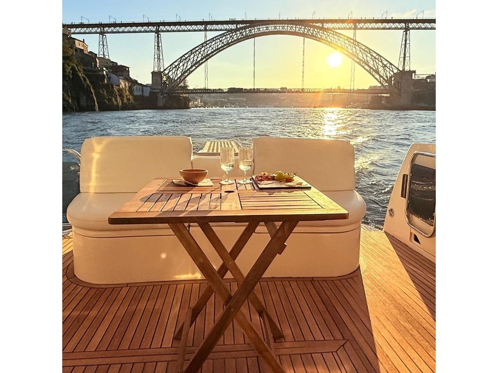 Porto: Luxury Yacht Cruise – 7 Bridges with Wine Tasting & Snacks