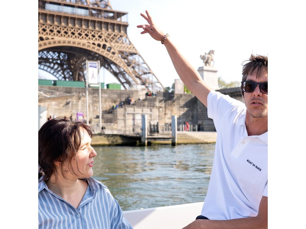 2-6 pax Private River Boat Tour in Paris with Rosé and Macarons