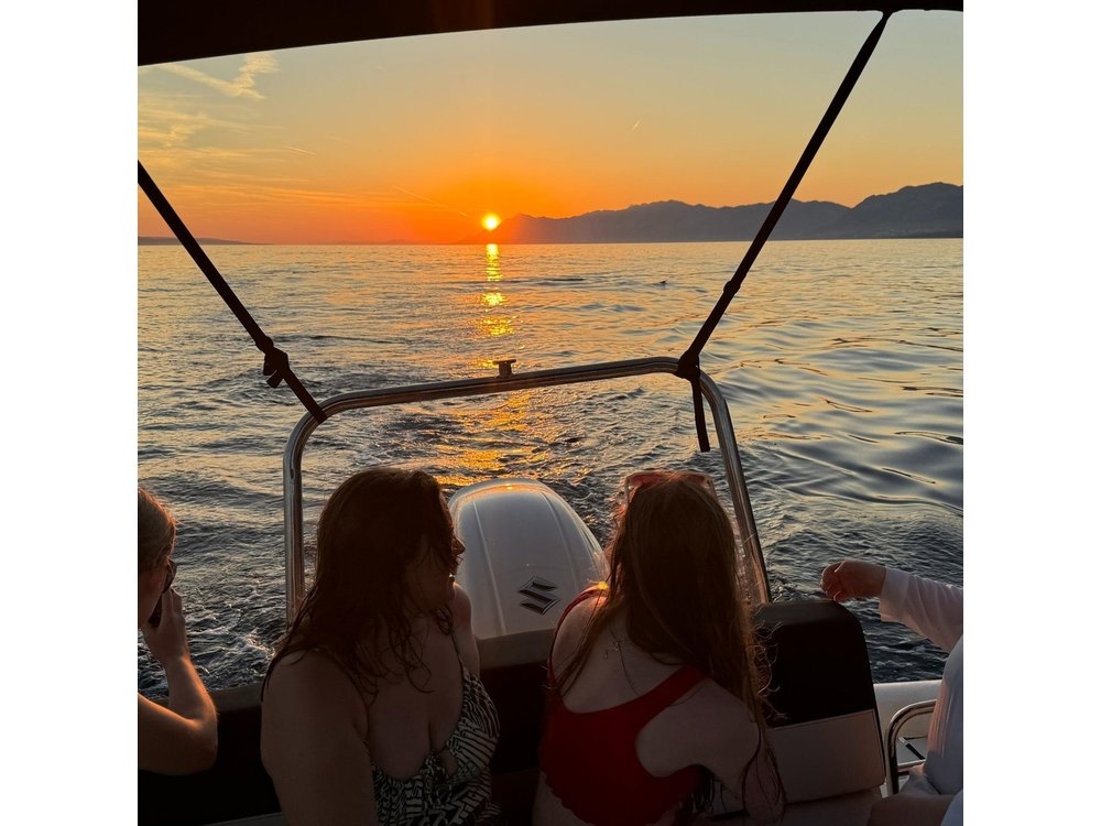 Makarska Sunset Speedboat Tour & Swim Stop on Brač
