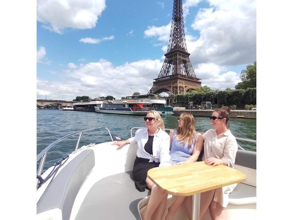 Your Private boat Captain Guide Explore Historical Paris