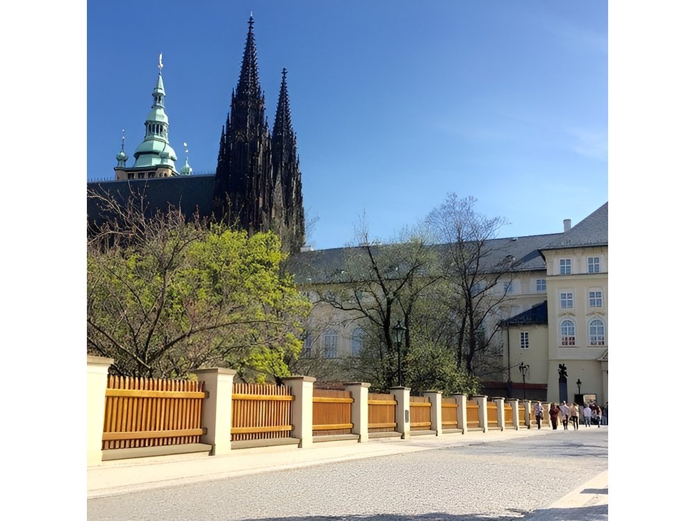 Private Walking Tour in Prague: Prague Castle Exterior with Little Quarter and Old Town with Jewish Quarter
