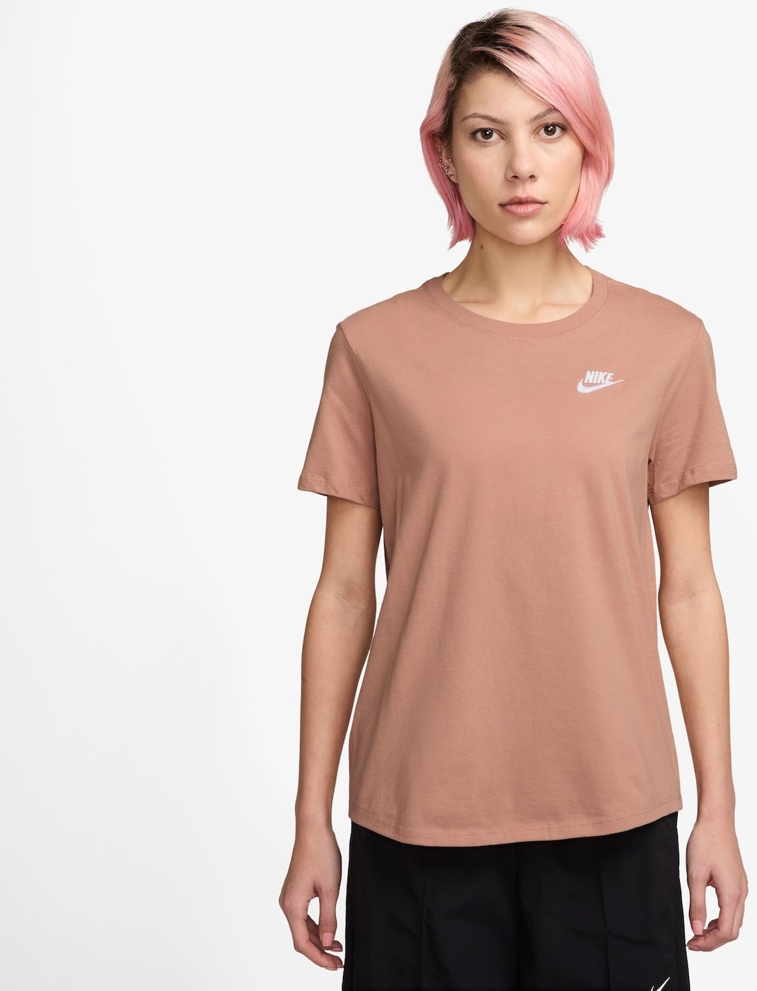 Camiseta Nike Sportswear Club Essentials Feminina