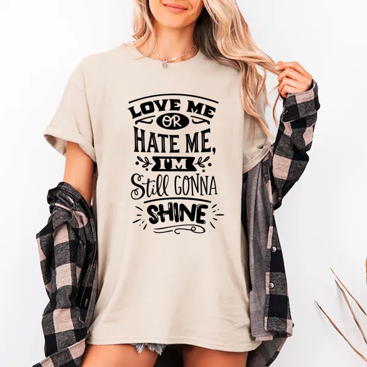 Camiseta Ousy Oversized Love Me or Hate Me Meme Unissex Off White