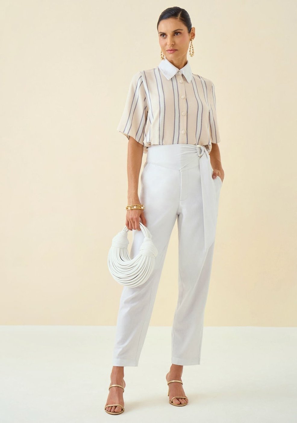 Calça Maria Valentina Cenoura Cós Alto Com Transpasse Bolso Bordado