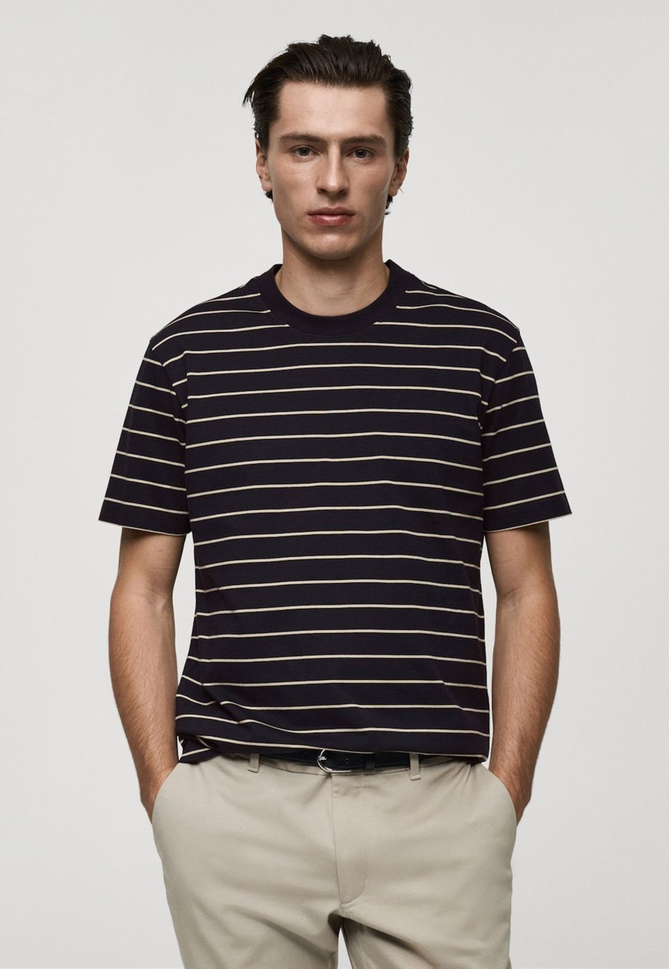 Camiseta Mango Regular Listrada Preta