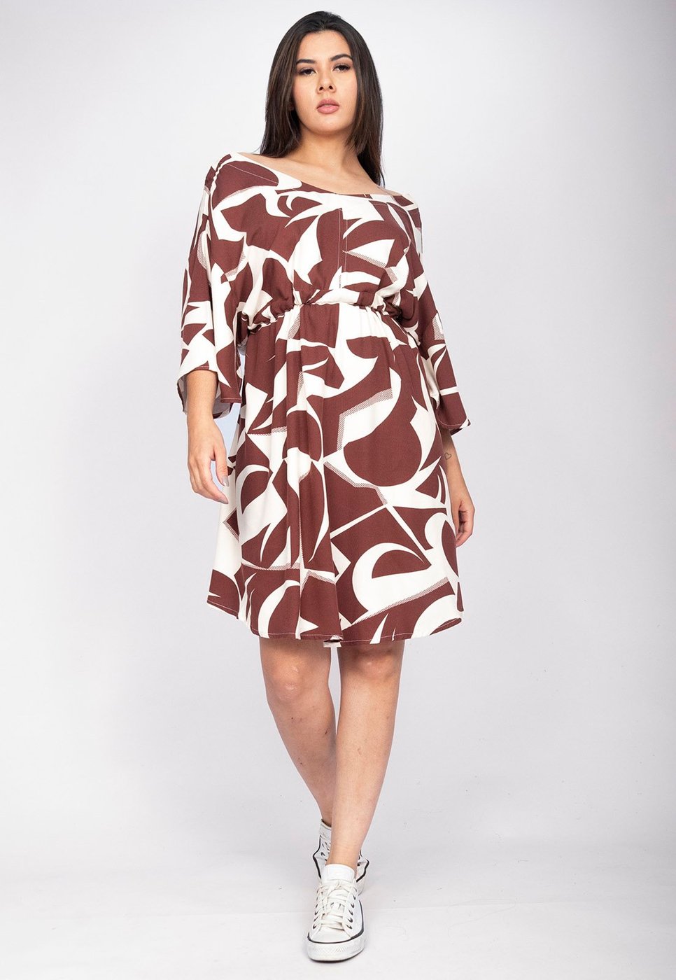 Vestido Curto CabanaFree Caaxixá Viscose com Cordão na Cintura Estampa Raízes Marrom