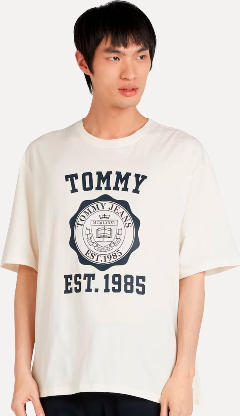 Imagem principal Camiseta Tommy Jeans Masculina Oversized Varsity Badge Off-White off-white white Tommy Jeans off-white white