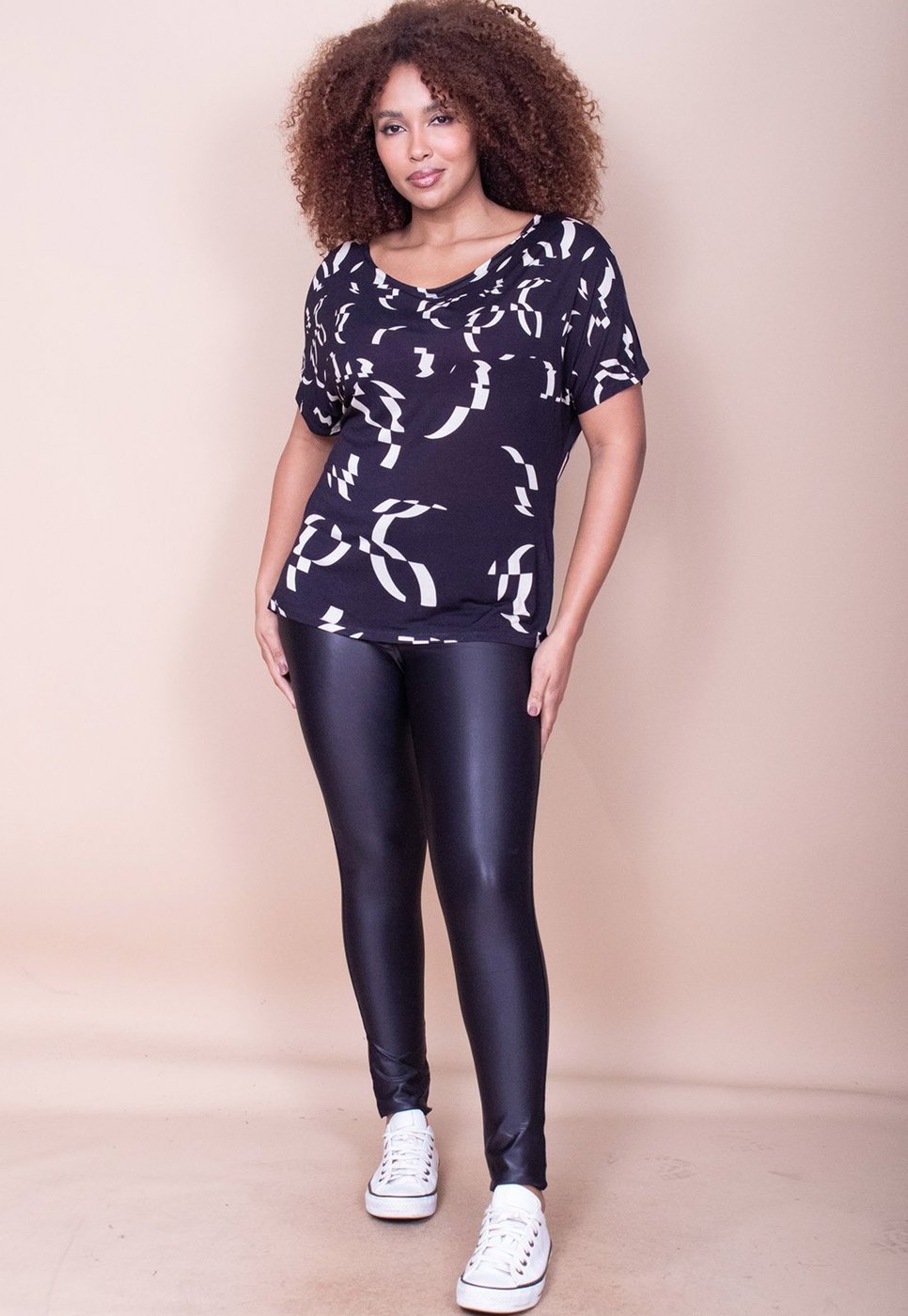 Imagem principal Blusa Basica Cabanafree Gola Canoa Malha Fibra de Bambu Morcego Estampa Maria estampado/off-white Cabanafree estampado/off-white