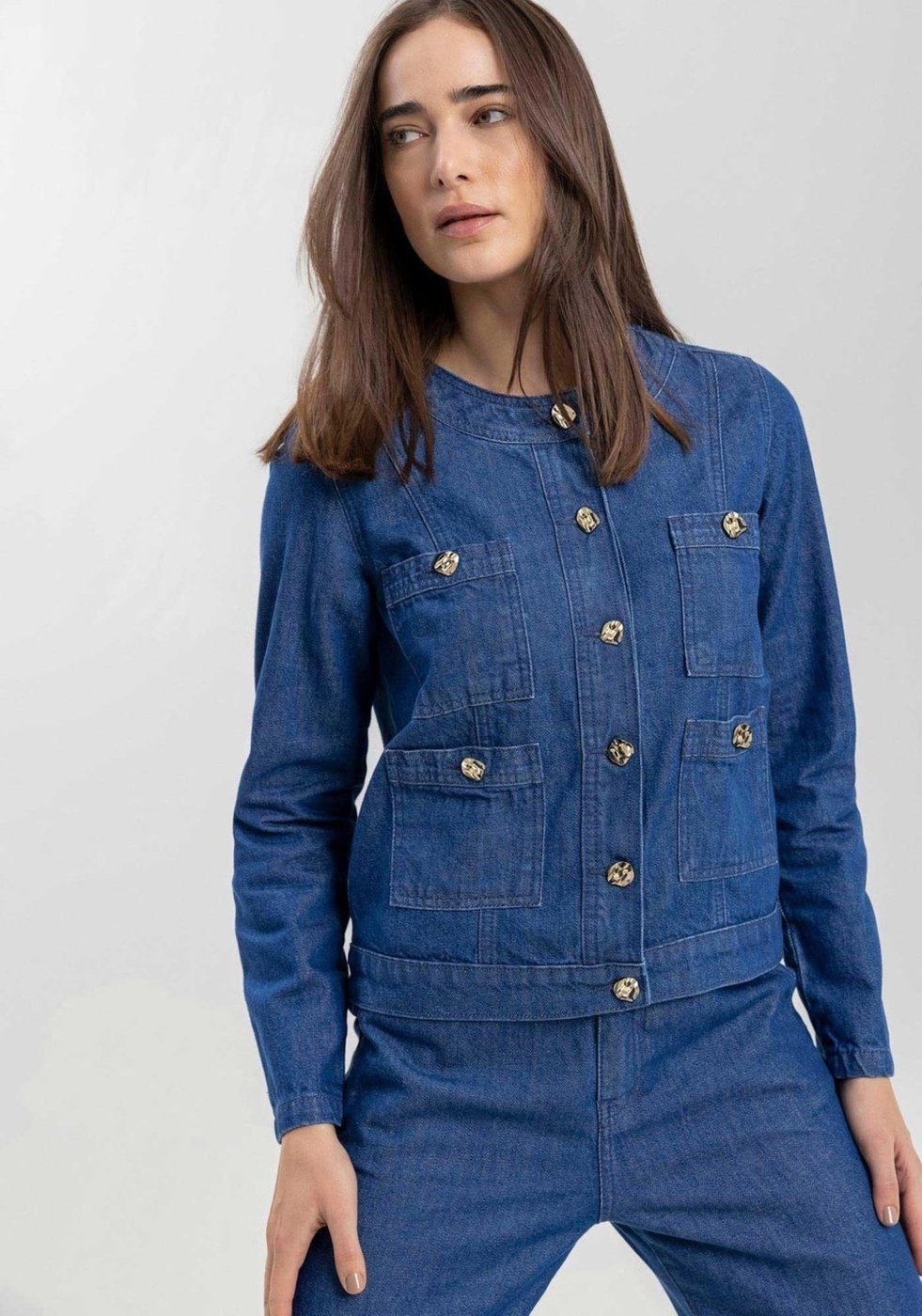 Jaqueta Jeans Sem Gola Com Bolsos E Botões Frontais