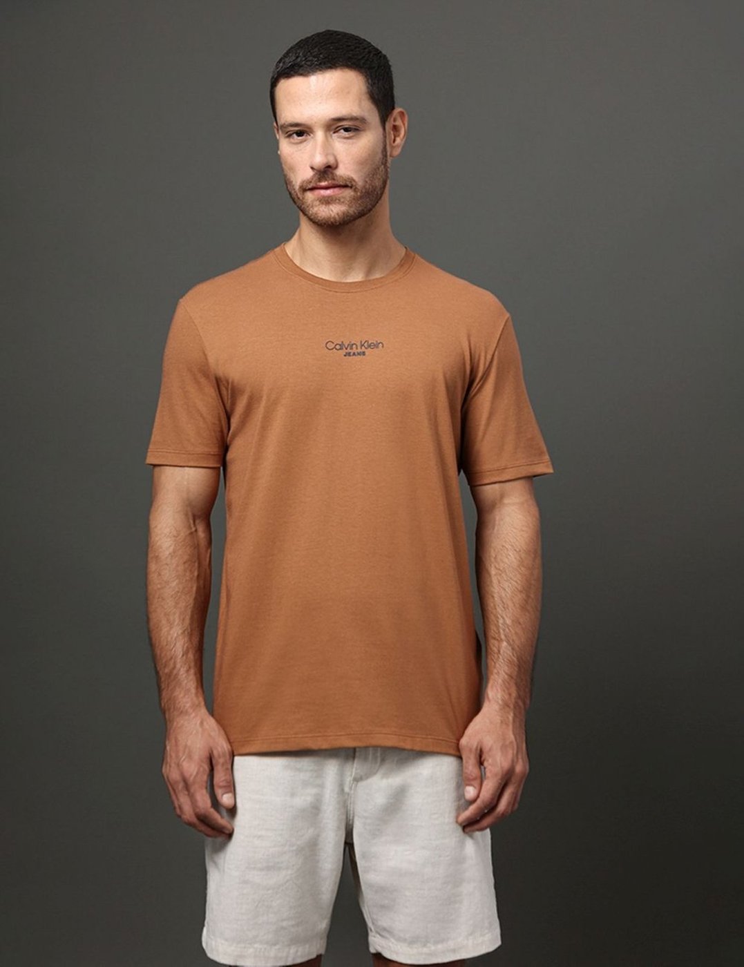 Imagem principal Camiseta Masculina Logo Calvin Klein Jeans - Havana caramelo Calvin Klein Jeans caramelo
