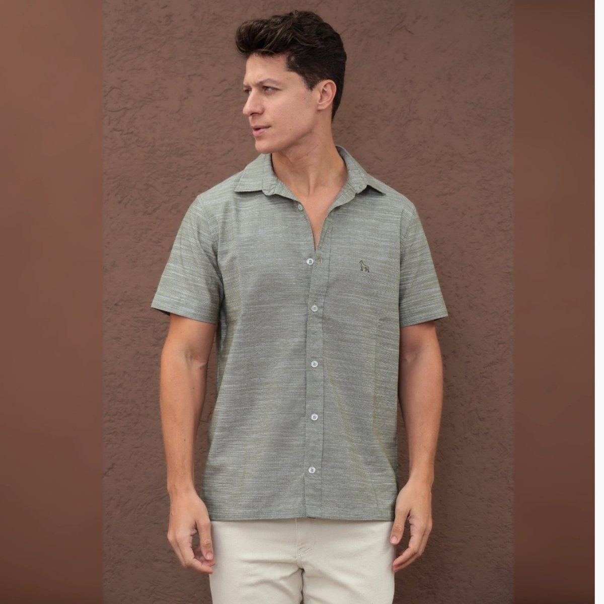 Imagem principal Camisa Bordada Cambraia De Linho Masculino Revanche Chemtou verde oliva Revanche verde oliva