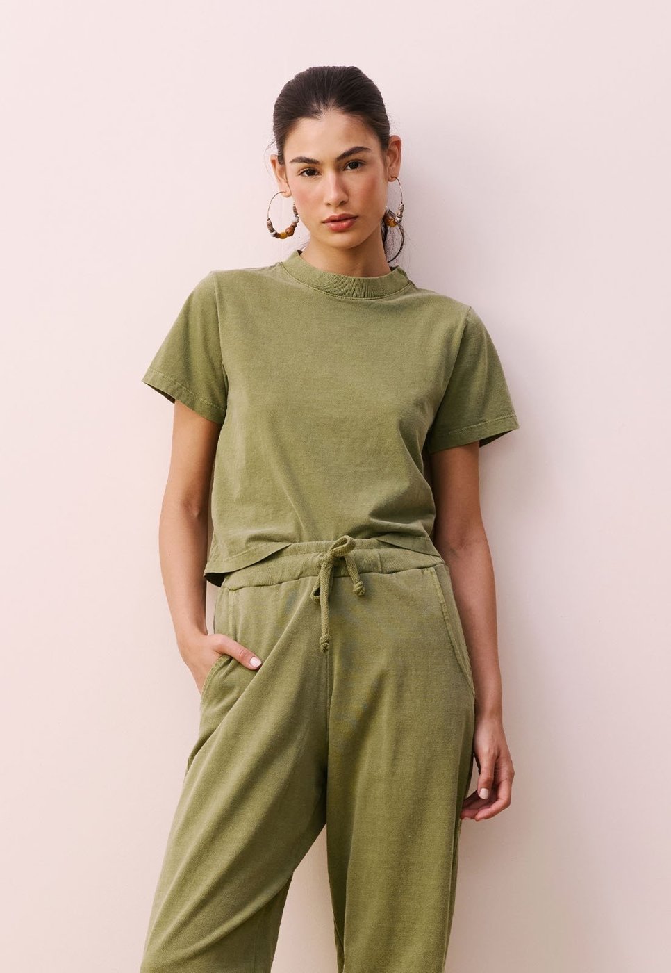 Imagem principal T-shirt Cropped CaCay verde militar CaCay verde militar